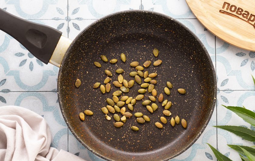 1. Этап. Салат c мандарином, гранатом и тыквенными семечками: Тыквенные семечки подсушите на сухой сковороде до легкого золотистого цвета.