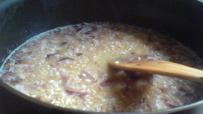 1. Этап. Ризотто весеннее с редисом: Теперь вливаем на сковороду примерно 1/3 часть бульона, солим и перчим рис, готовим, пока бульон не выпариться. Потом добавляем еще пол литра бульона, ждем, когда жидкость испариться и опять вливаем бульон.