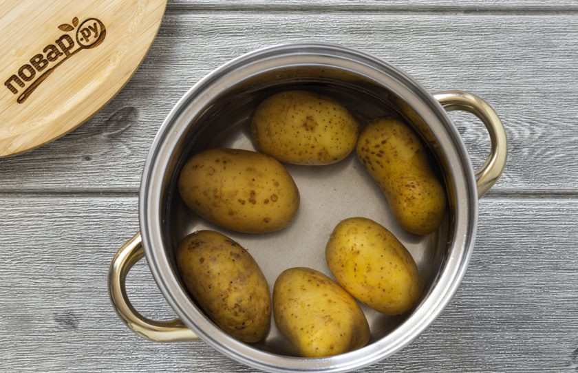 1. Этап. Тушеная кислая капуста с картошкой: Картофель помойте, затем отварите в мундире до готовности.