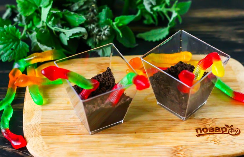 1. Этап. Десерт с червями и Орео на Хэллоуин: Выложите мармеладных червей, чтобы они как бы вылезали из нее.