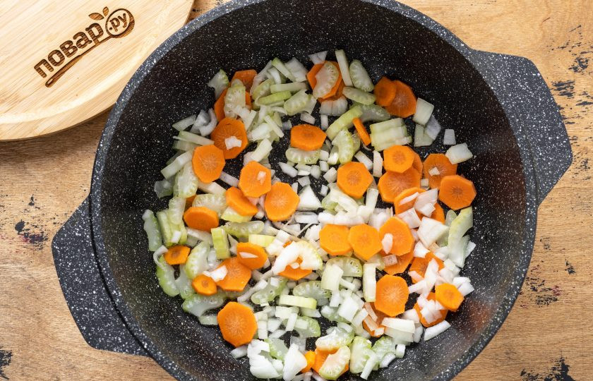 1. Этап. Овощной суп с шампиньонами, шпинатом и кокосовым молоком: Разогрейте в сковороде растительное масло. Добавьте нарезанный кубиками репчатый лук, сельдерей и морковь. Обжарьте до золотистого цвета.