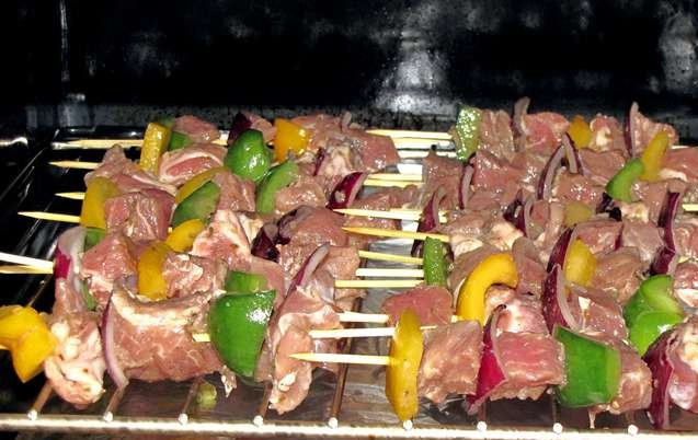 1. Этап. Сувлаки из свинины: Шашлык оставляем в духовке на 30 минут. Температура 180 градусов.