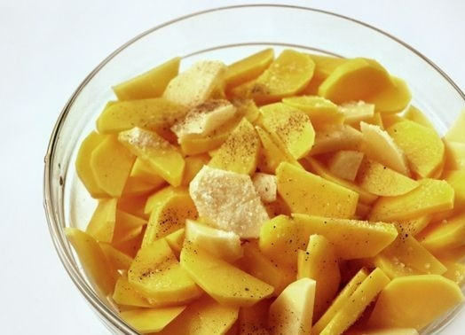 1. Этап. Горбуша с картофелем в духовке: Тем временем мы чистим картофель и нарезаем его кусочками какой вам угодно формы, главное, чтобы они были не очень толстыми, иначе картофель не достаточно хорошо пропечется. Нарезанный картофель так же следует посолить и приправить, перемешать.