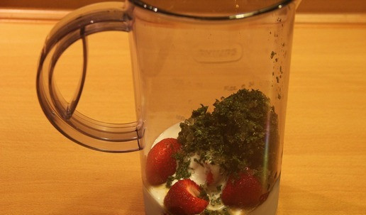 1. Этап. Коктейль освежающий: В мерный стакан добавляем йогурт+клубника+изме льчённая мята со льдом.