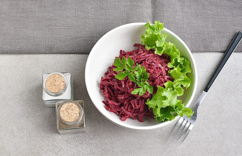 1. Этап. Салат со свежей свеклой: При подаче украсьте любимой зеленью.