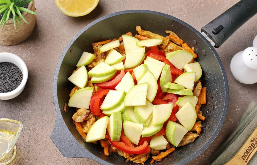 1. Этап. Фунчоза с курицей и кабачком: Кабачок нарежьте кружочками, а затем каждый кружок ещё на 2 или 4 части в зависимости от размера. Перец нарежьте соломкой. Добавьте кабачок и болгарский перец к куриному филе.