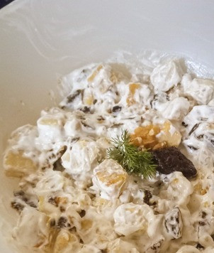 1. Этап. Вкусный и полезный салат: Заправить салат майонезом. Можно подавать. Приятного аппетита. Поздравляю с Рождеством всех причастных.