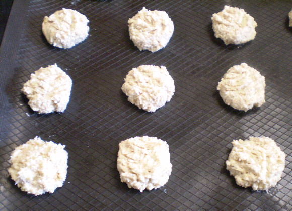 1. Этап. Печенье для диабетиков: 5. Духовку прогреть до 180 градусов. Застелите противень пергаментом. С помощью двух чайных ложек выкладываем тесто на лист пергамента.