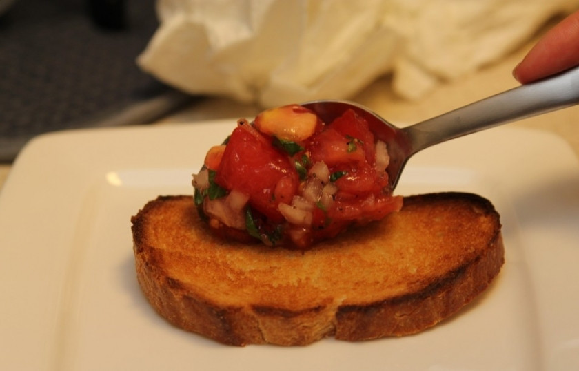 1. Этап. Брускетта с помидорами: 8. На кусочек багета выложите смесь из помидоров и базилика. Ваша брускетта готова! Приятного аппетита!