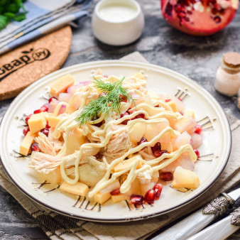 Салат с курицей, гранатом и ананасом