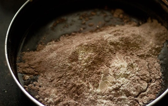 1. Этап. Шоколадно-вишневый торт: 5. Влейте сок лимона и всыпьте сухие ингредиенты.