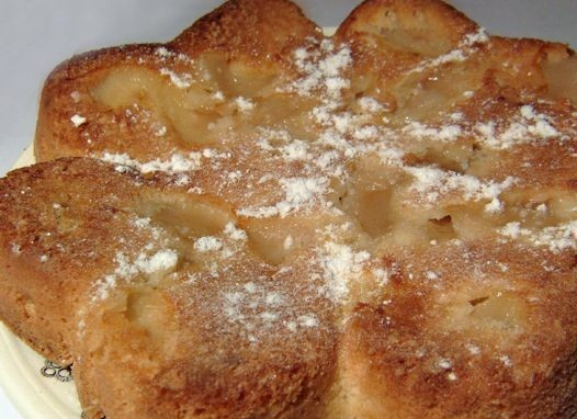 1. Этап. Шарлотка на маргарине с яблоками: Охладить шарлотку и посыпать пудрой.