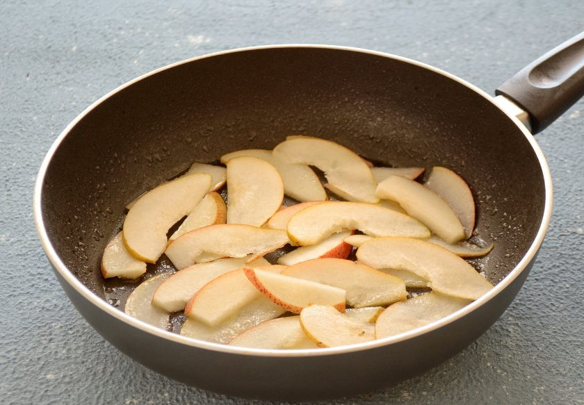 1. Этап. Салат с карамелизированной грушей: Разогрейте сковороду на среднем огне с небольшим количеством оливкового масла. Добавьте сироп топинамбура и белый винный уксус. Обжарьте грушу в сковороде с двух сторон до золотистого цвета. Переложите на тарелку.