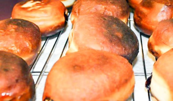 1. Этап. Донатсы с начинкой: В сковороде раскалите масло и обжарьте в нем пончики до золотистости. Затем при помощи кондитерского шприца начините их джемом.