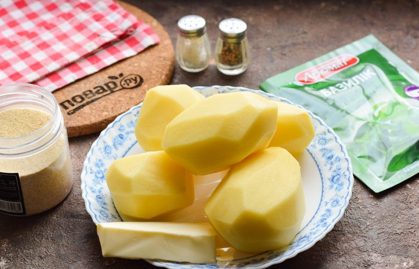 1. Этап. Картошка с базиликом в духовке: Для рецепта подготовьте картофель, сливочное масло, специи и сушеный базилик. При желании возьмите свежий базилик.