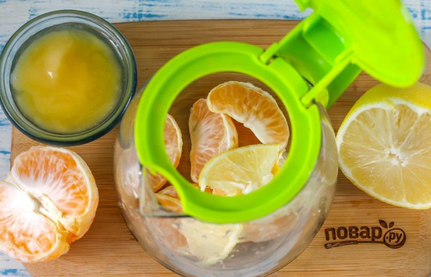1. Этап. Имбирный напиток: Ошпарьте мандарин кипятком и счистите с него цедру, используя терку с мелкими ячейками. Затем очистите сам плод от кожуры и белых волокон, разделите его на дольки и выложите их в заварочный чайник. Если используете апельсин, поступите с ним точно так же. Туда же добавьте ломтики лимона.