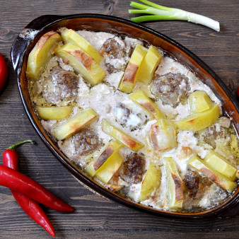 Картошка с тефтелями в сметанном соусе