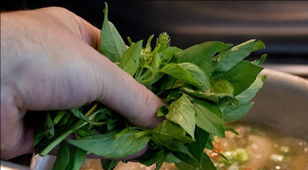 1. Этап. Тайский рыбный суп: 14. И чем больше, тем ароматнее он будет. Вот и весь секрет, как сделать тайский рыбный суп. Осталось только разлить по тарелкам и попробовать.