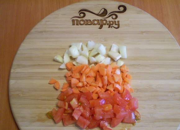 1. Этап. Овощной плов с грибами: 3. Овощи режем кубиками. С помидора нужно снять кожуру.