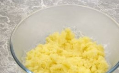 1. Этап. Картофельное суфле: 1. Картофель вымойте, очистите и сварите до готовности. С готового картофеля слейте всю воду и сделайте пюре.