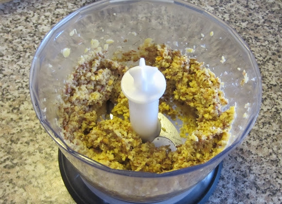 1. Этап. Чечевичные котлеты: 2. По прошествии указанного времени воду с чечевицы слить и отправить ее в блендер. Измельчить до состоянии густой каши.