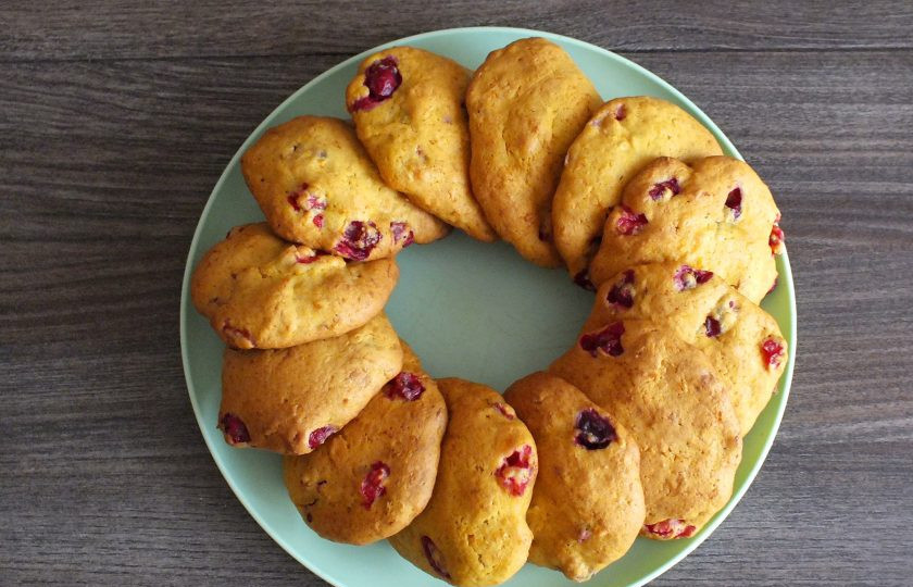 1. Этап. Тыквенное печенье с клюквой: Переложите печенье на блюдо. Хорошо охладите и подавайте к столу.