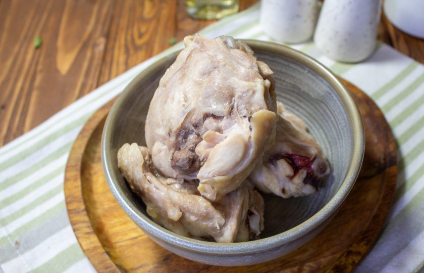 1. Этап. Салат с курицей, грибами и грецким орехом: Куриные бедра отварите в подсоленной воде до готовности. Остудите.