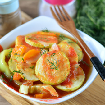 Овощи тушеные в томатном соусе