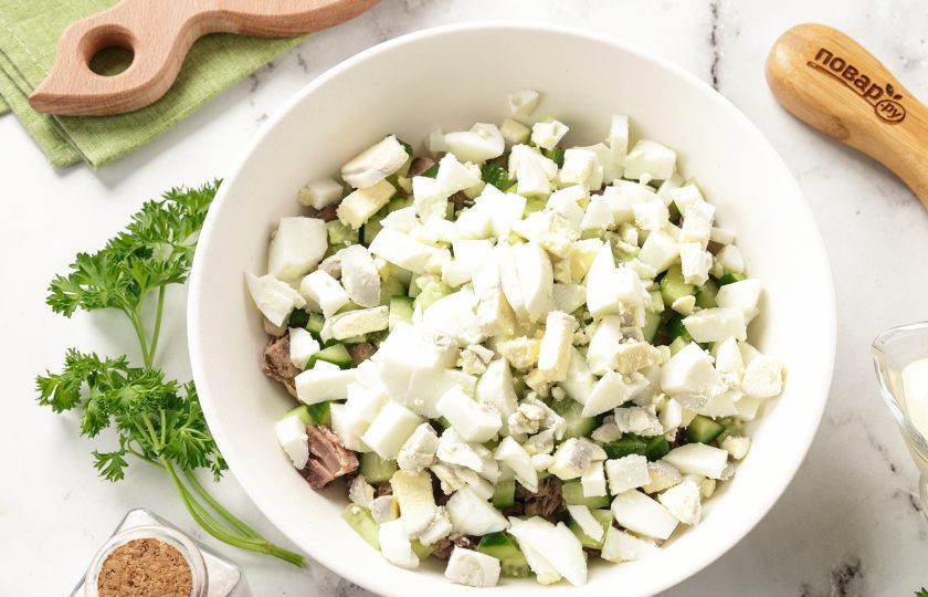 1. Этап. Салат с тунцом, огурцом и майонезом: Примерно такими же кубиками нарежьте варёные яйца.