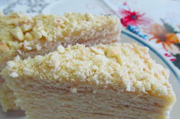1. Этап. Торт на скорую руку: Тортик не нужно долго пропитывать, достаточно минут 30, ведь коржи на масле и твороге не будут сухими. Пробуйте тортик, подав его к чаю.