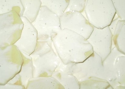 1. Этап. Картофельная запеканка с майонезом: 3. Возьмите майонез. Соедините его со сметаной (в равных пропорциях). Добавьте кипяченую воду, соль и любимые специи. Этим соусом залейте картофель.