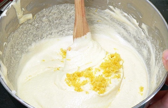 1. Этап. Лимонный пирог на сметане: 8. Все тщательно перемешайте, чтобы тесто было однородным.