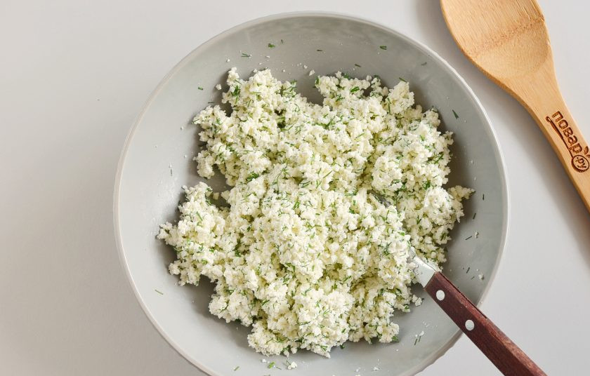 1. Этап. Слоеные конвертики с творогом: Начинка готова, временно отложите.