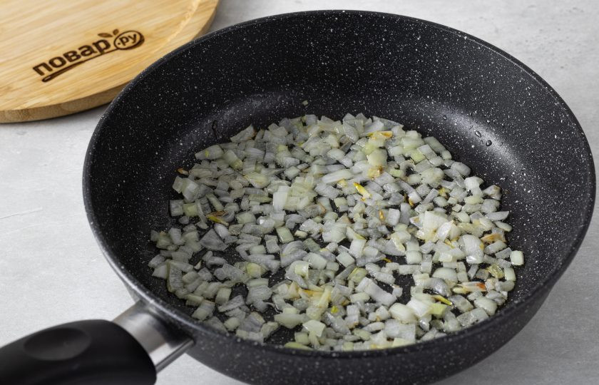 1. Этап. Вареники с вешенками: Для начинки нарежьте репчатый лук кубиками. Обжарьте в сковороде 2-3 минуты до мягкости.