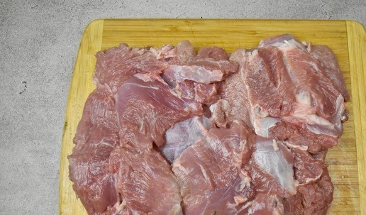 1. Этап. Рулет из индейки с беконом: Ножом разрежьте пласт вдоль и разверните мясо по типу книжки, чтобы получился прямоугольник. Постарайтесь чтобы толщина мясного слоя была одинаковой.