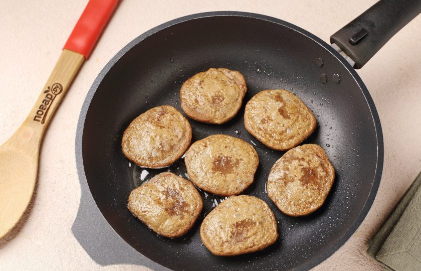 1. Этап. Оладьи из куриной печени: Жарьте на среднем огне с двух сторон до готовности.