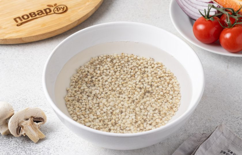 1. Этап. Сорго с грибами и овощами: Сорго замочите на ночь, чтобы уменьшить время его приготовления.