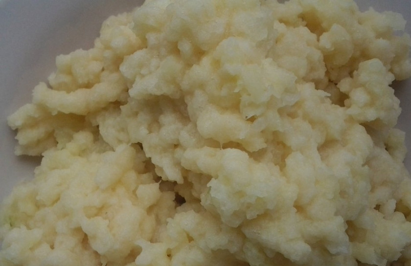 1. Этап. Клецки из картошки: Картофель и оставшийся лук очистите, промойте и натрите на мелкой тёрке. Отожмите овощи от жидкости.