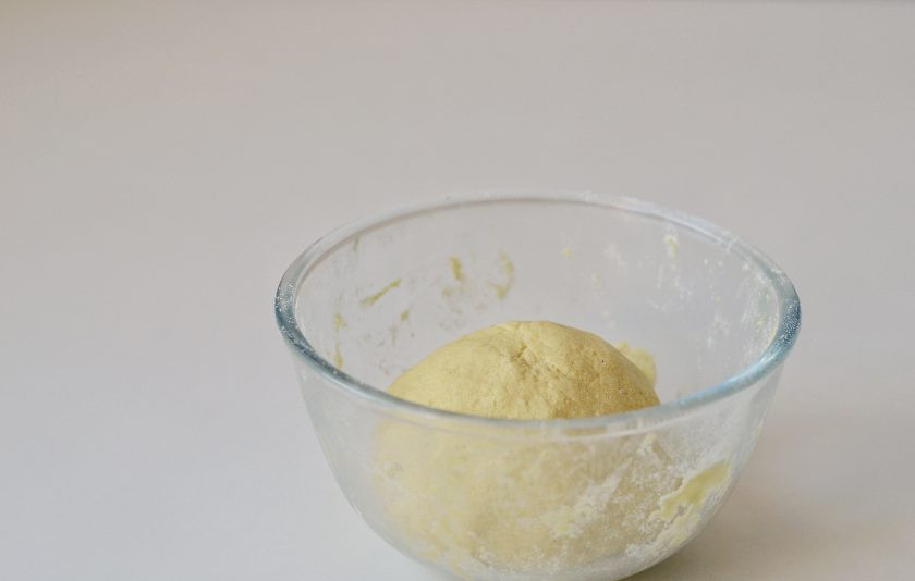 1. Этап. Мексиканские чипсы: Замесите гладкое тесто. Оберните его в пленку и уберите на полчаса в холодильник.