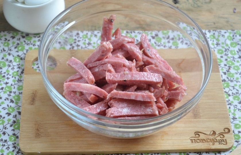 1. Этап. Салат с морковкой и колбасой: Колбасу порежьте соломкой.