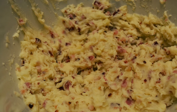 1. Этап. Картофельное пюре с ветчиной: 2. Слейте воду из кастрюлю с картошкой, добавьте туда масло, сметану, перец и взбейте блендером до пюре. Затем добавьте обжаренный лук с ветчиной и перемешайте.