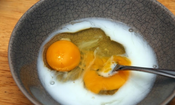 1. Этап. Жаренные сырные палочки Моцареллы: 3. В небольшой мисочке взбейте яйца и молоко.