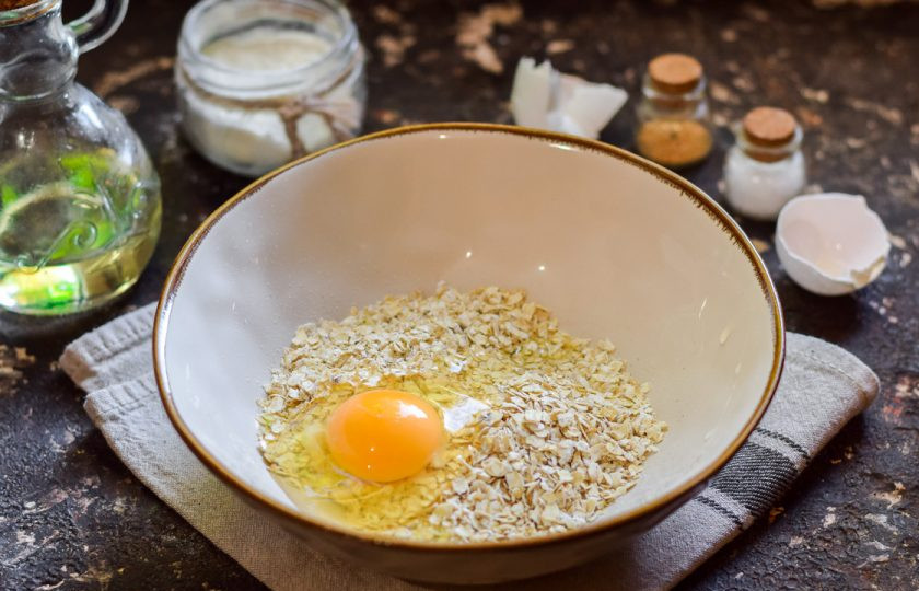 1. Этап. Оладьи из овсяных хлопьев: Вбейте к овсяным хлопьям одно куриное яйцо.