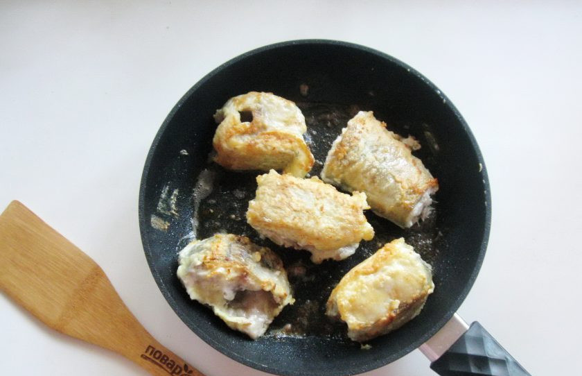 1. Этап. Минтай по-гречески: Обжарьте рыбу со всех сторон до румяной корочки.