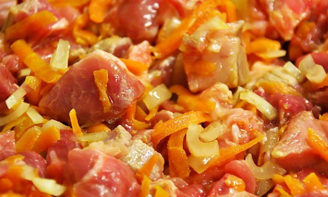 1. Этап. Cолянка тушеная: Разогрейте масло на огне. Выложите морковь, лук и мясо. Всё обжарьте.