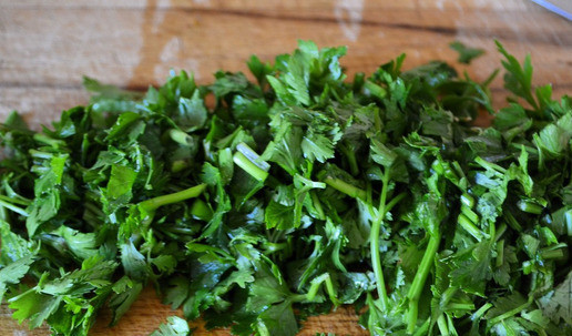 1. Этап. Густой суп Таратор на йогурте: Зелень мелко нарезать.