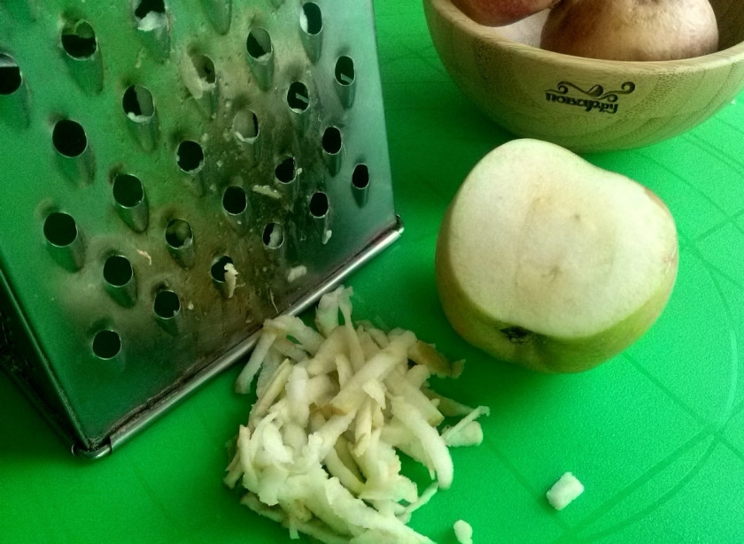 1. Этап. Сыроедческое печенье: Яблоки помойте и натрите на терке.