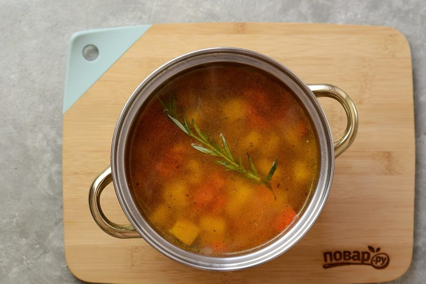 1. Этап. Австрийский тыквенный суп: Переложите овощную зажарку и тыкву, влейте бульон. Поперчите и приправьте суп мускатным орехом. Варите минут 20-25, пока тыква не станет мягкой.
