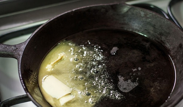 1. Этап. Стейк рибай на сковороде: 2. Толстостенную сковороду поставьте на средне-быстрый огонь, выложите в нее сливочное и растительное масло. Прогрейте.