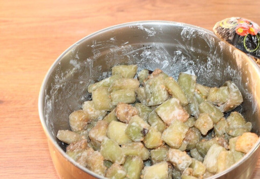 1. Этап. Салат с мягким сыром Чильеджина: 6. После 30 минут, дольки баклажан раза 3, промываем проточной водой и хорошо отжимаем. Посыпаем дольки крахмалом (2 ст. л.) и перемешиваем.